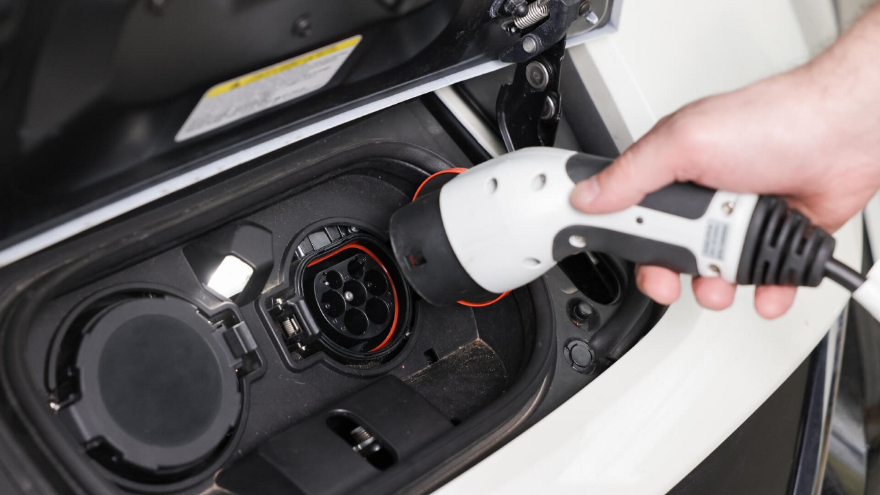 Delphi Technologies Expert connect EV charger plug to car's power socket