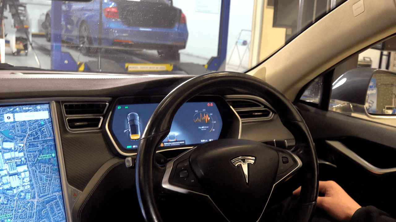 Come sostituire il fusibile pirotecnico in una Tesla Model S