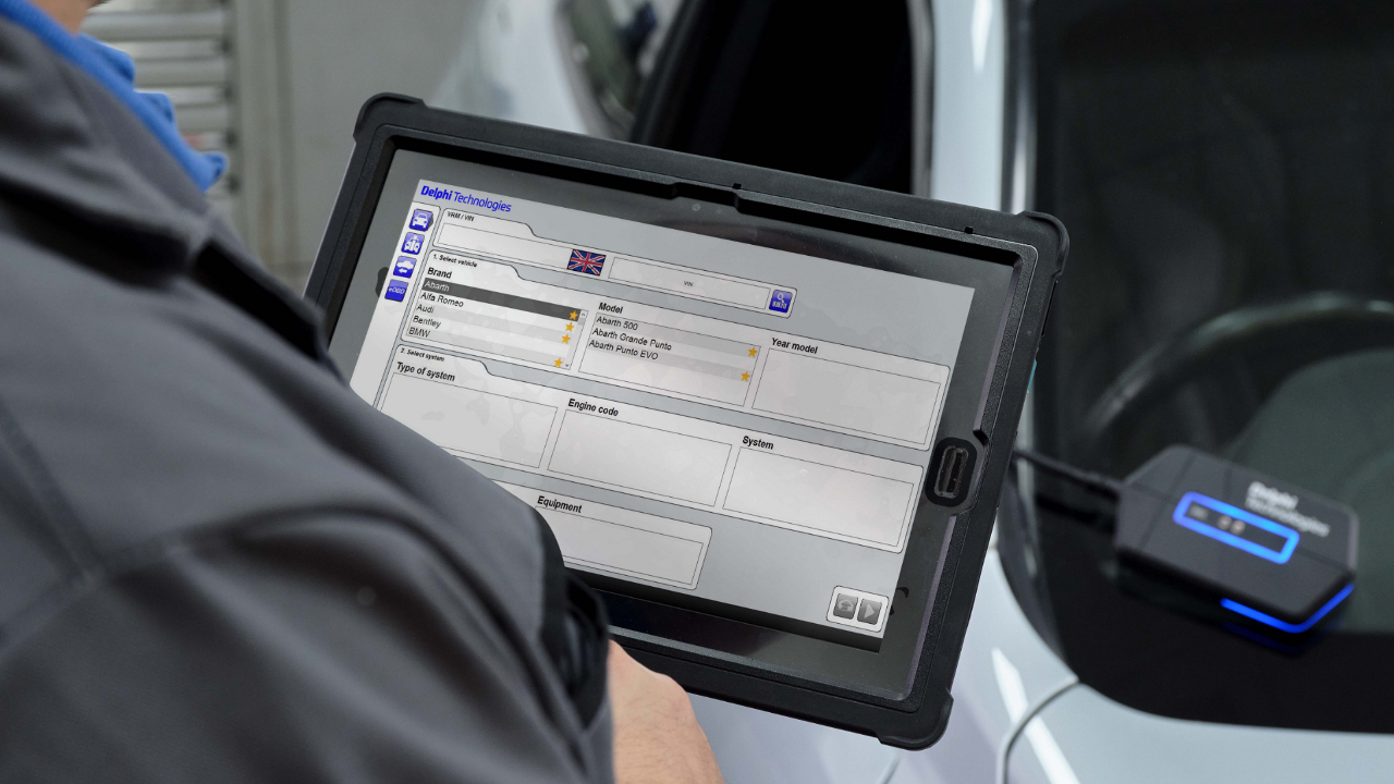 Technicien utilisant un outil de diagnostic Delphi.