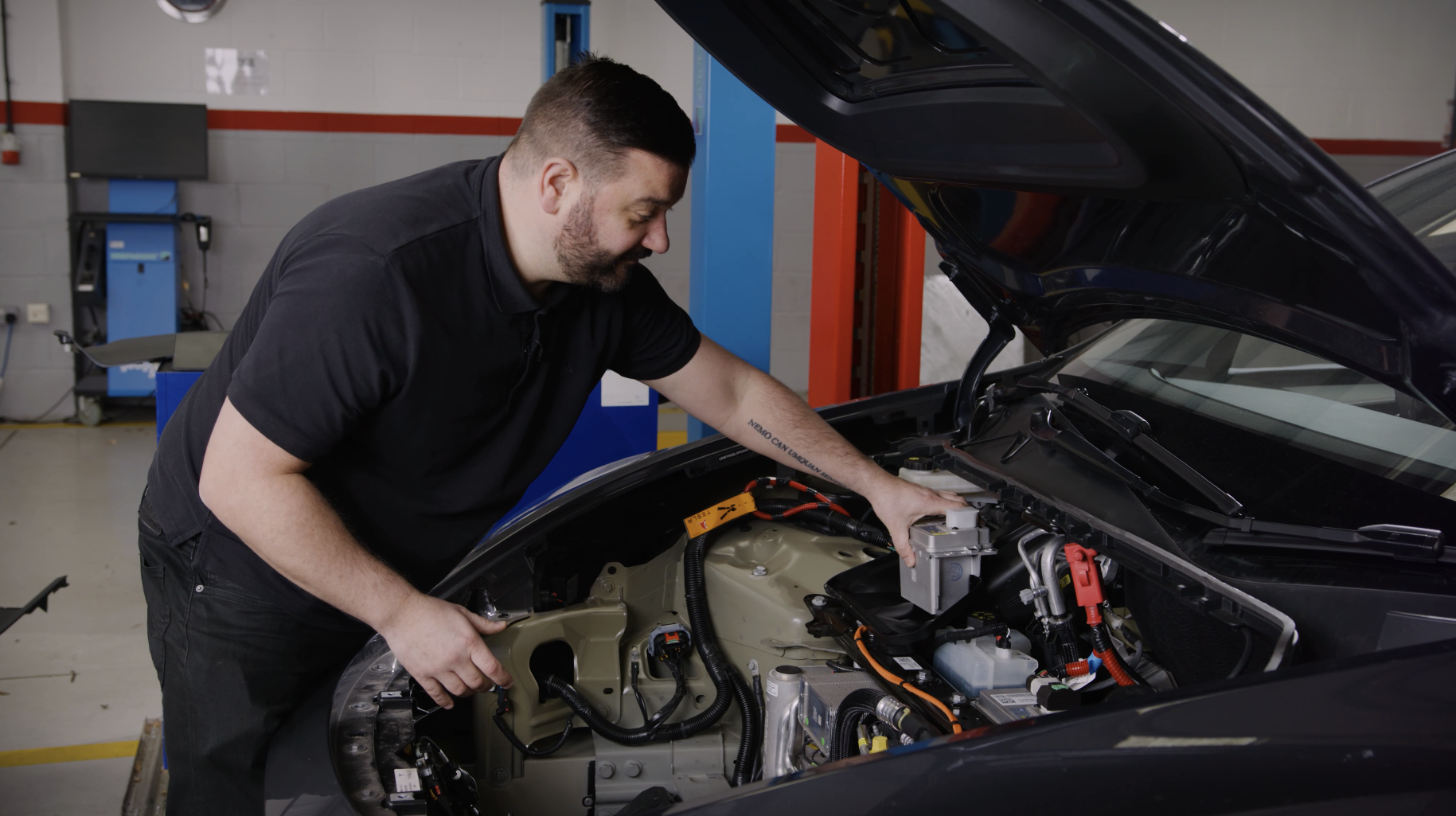 Ersetzen Sie die 16-V-Batterie bei Tesla