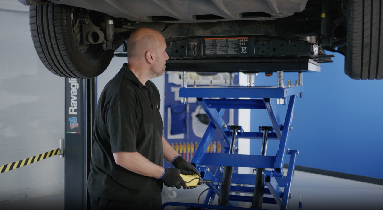 Retrait d’une batterie haute tension d’une Nissan Leaf | Masters of Motion